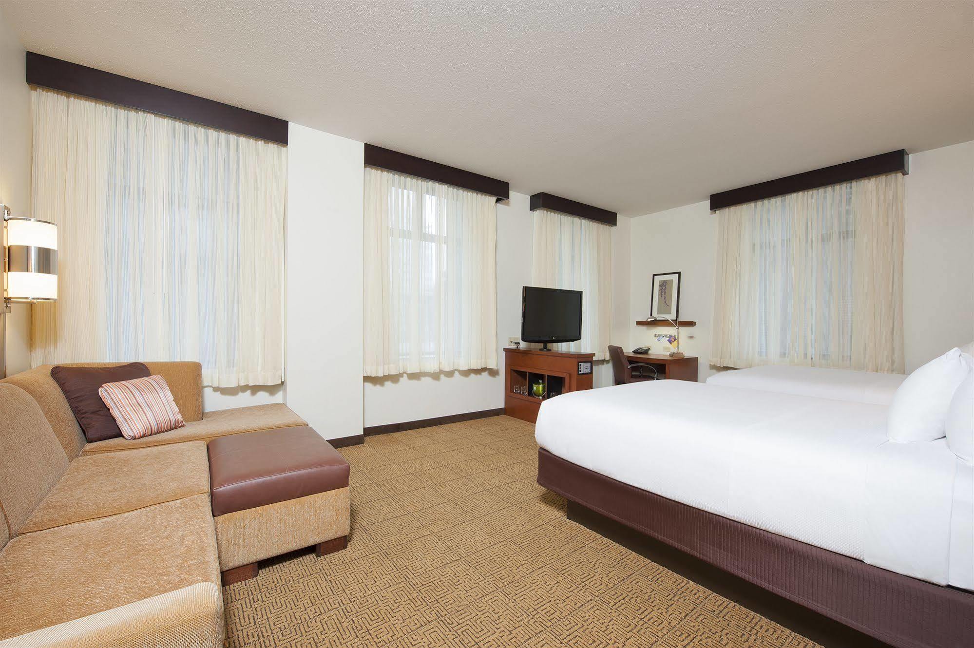 Hyatt Place Des Moines Downtown Exterior photo