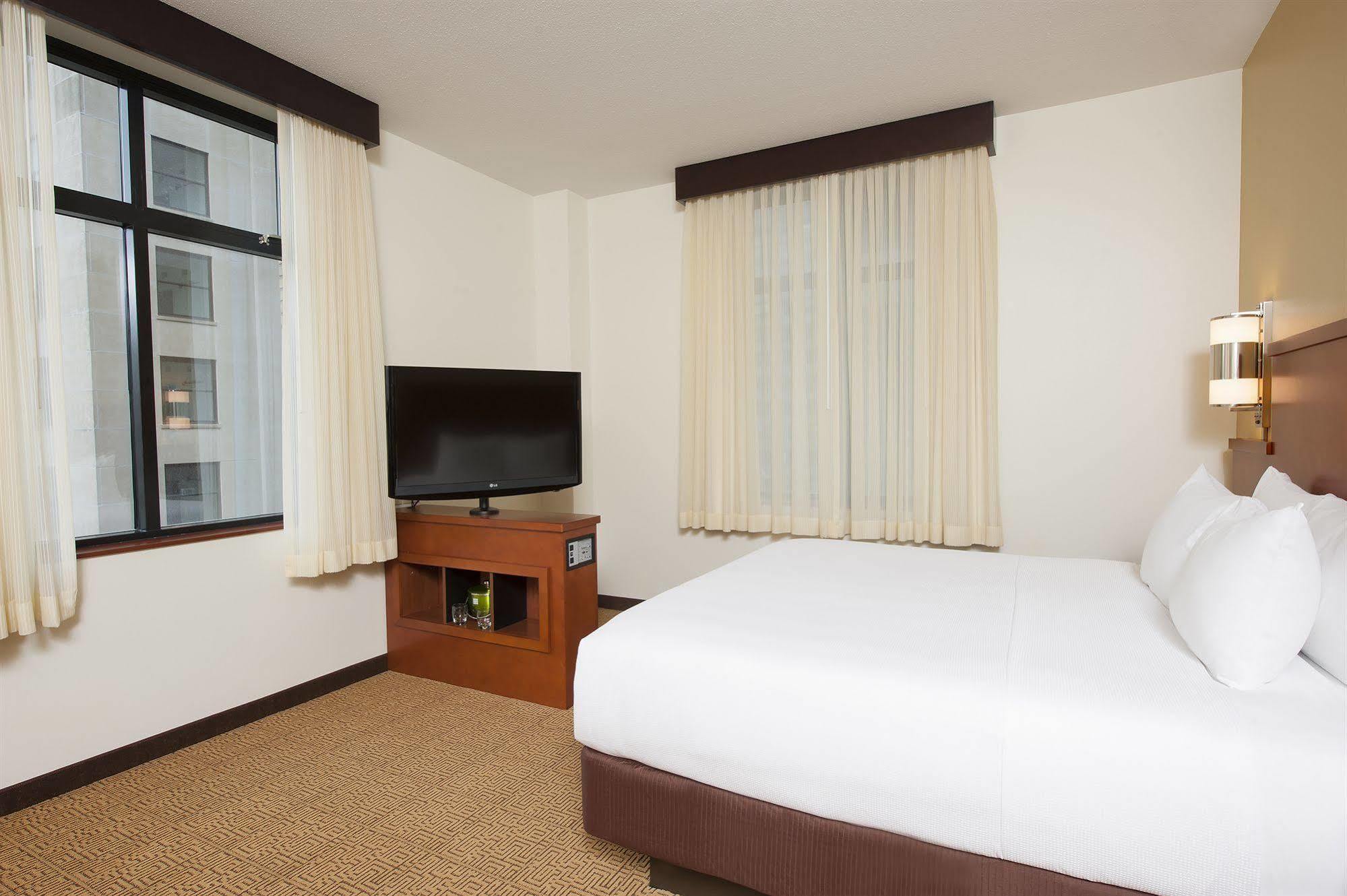 Hyatt Place Des Moines Downtown Exterior photo